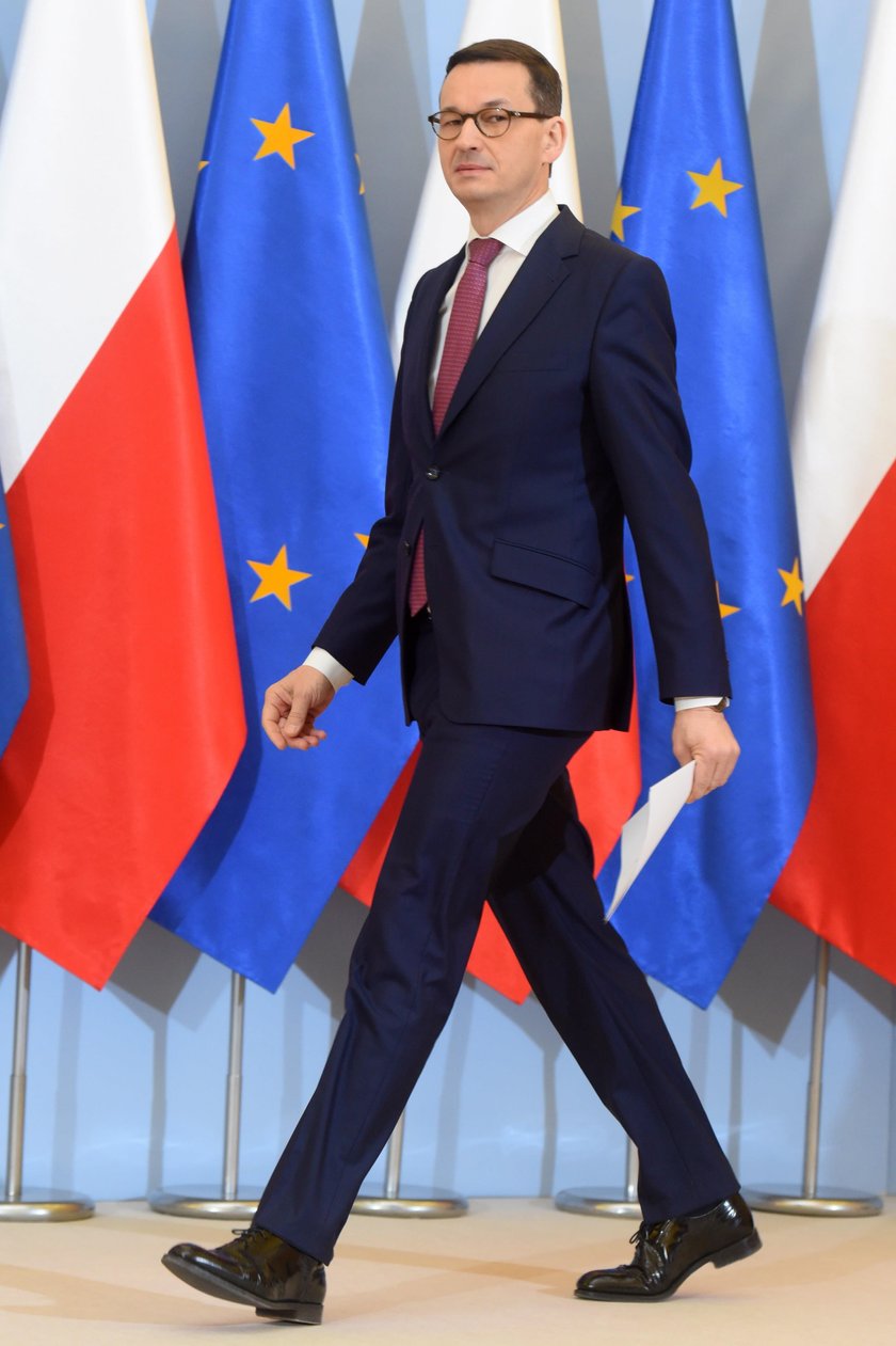 Morawiecki miał zwalniać, a zatrudnia