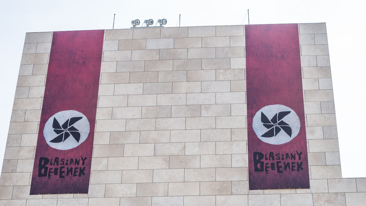 Kontrowersje wywołała kampania promocyjna Teatru Muzycznego Capitol we Wrocławiu. Banery i plakaty zapowiadające premierę spektaklu "Blaszany bębenek" według powieści Guentera Grassa nawiązują do estetyki symboli nazistowskich Niemiec.