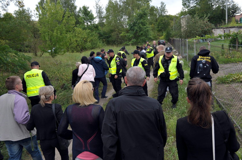 Policjant zastrzelił kierowcę. Przepychanki podczas wizji lokalnej