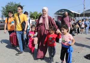 Palestinci prelaze na egipatsku stranu na prelazu Rafa sa Gazom 1. novembra