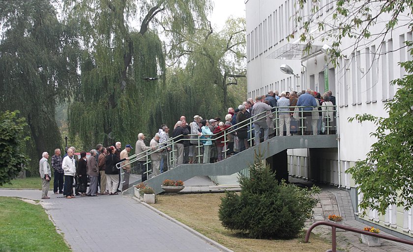 Kolejka przed przychodnią w Warszawie.