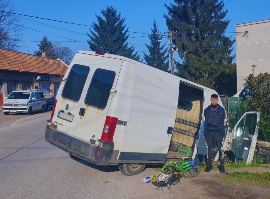 Mladík vo Fiľakove vykradol pivnice, ukradol dodávku a pod vplyvom drog havaroval.