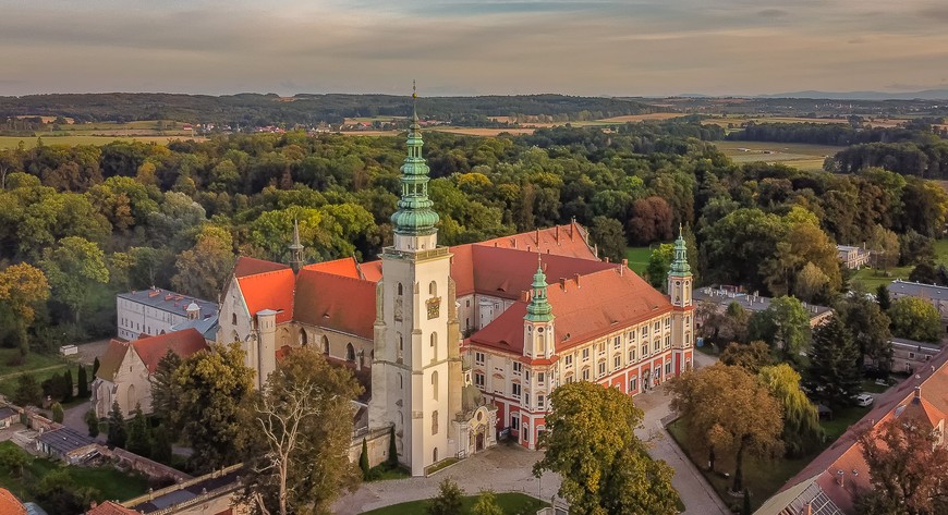 Klasztor w Henrykowie zachwyca rozmachem i atmosferą sprzyjającą odpoczynkowi od codziennego zgiełku. 