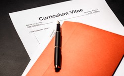 Poszukujący pracy zamieszczają w CV informację o odporności na koronawirusa