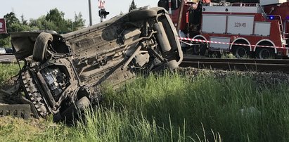 Groza na przejeździe w Rzeszowie. SUV wjechał pod szynobus