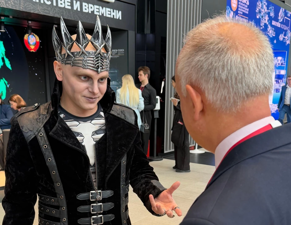 Simbol nepredvidljivosti: Muškarac obučen kao čarobnjak možda je poslednja stvar koju biste očekivali na ekonomskom forumu | Foto: BBC