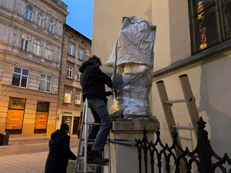 Mieszkańcy Lwowa chronią swoje zabytki przed zniszczeniem w trakcie działań wojennych