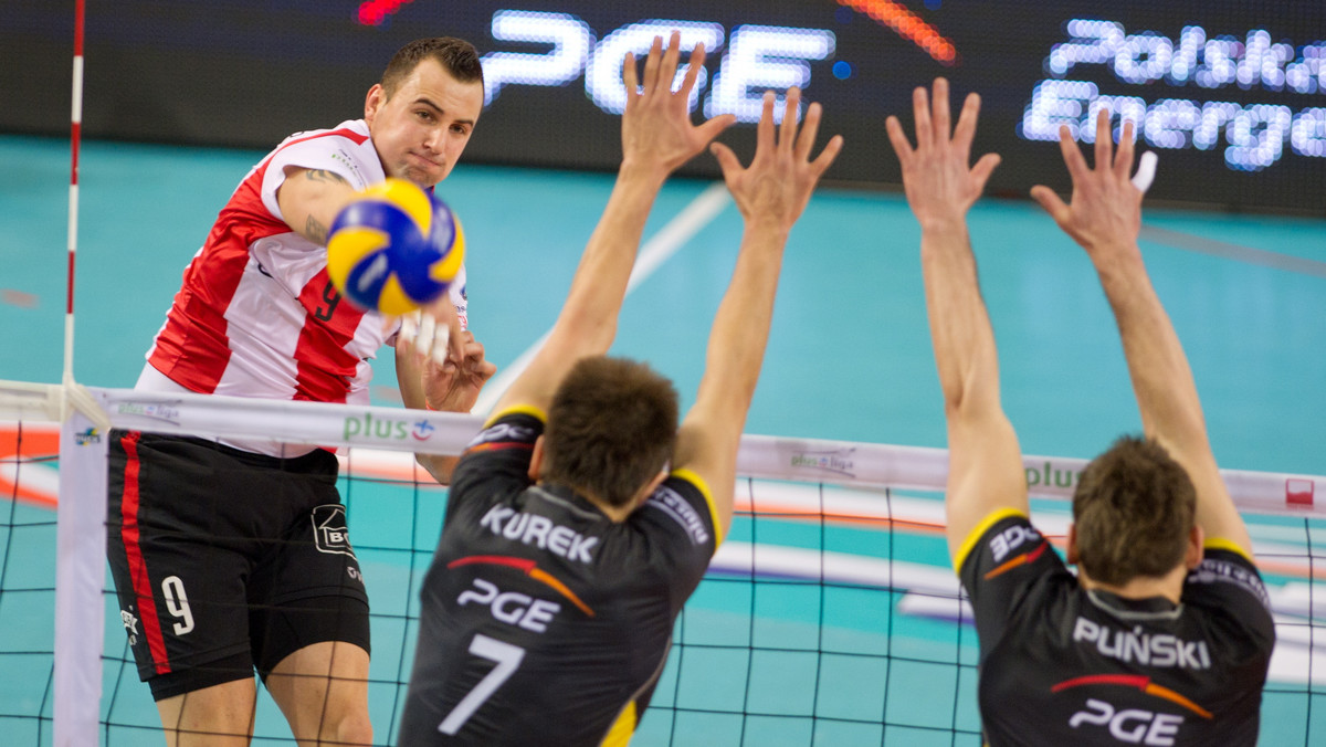 W drugim meczu finałowym PlusLigi Asseco Resovia Rzeszów sensacyjnie pokonała 3:1 (25:21, 25:19, 24:26, 25:15) w Bełchatowie po raz drugi miejscową PGE Skrę i jest już o jeden mecz od wywalczenia tytułu mistrzów Polski siatkarzy. PGE Skra nie przypomina w finale giganta, który siedem razy z rzędu sięgał po tytuł w PlusLidze.