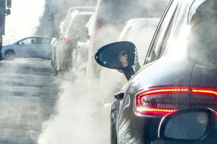 NIK: Polska nie radzi sobie z ograniczeniem emisji spalin samochodowych