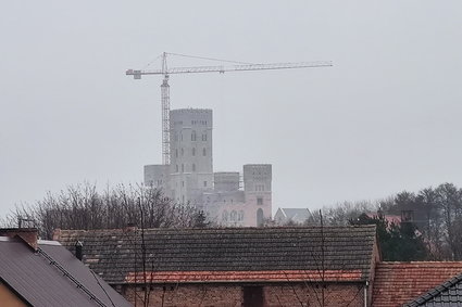 Ciąg dalszy przepychanki o zamek w Stobnicy. Nadzór budowlany wyciąga ostateczną broń