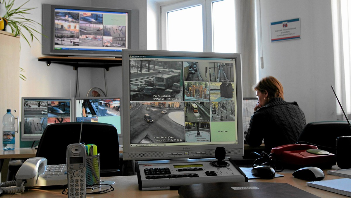 Miasto chce wymienić 15 kamer straży miejskiej, które zamontowano w centrum miasta. Urządzenia się zestarzały i mogą wadliwie działać. Po wymianie podgląd do nich będzie mieć straż miejska oraz Centrum Zarządzania Kryzysowego (CZK) przy ulicy Strzegomskiej - informuje portal otowroclaw.com.