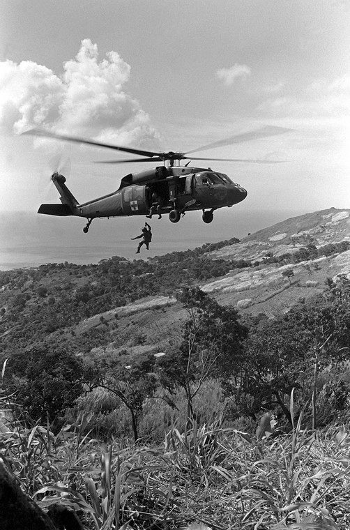 Śmigłowiec Black Hawk ewakuuje rannego marine. Operacja "Słuszna sprawa" w Panamie