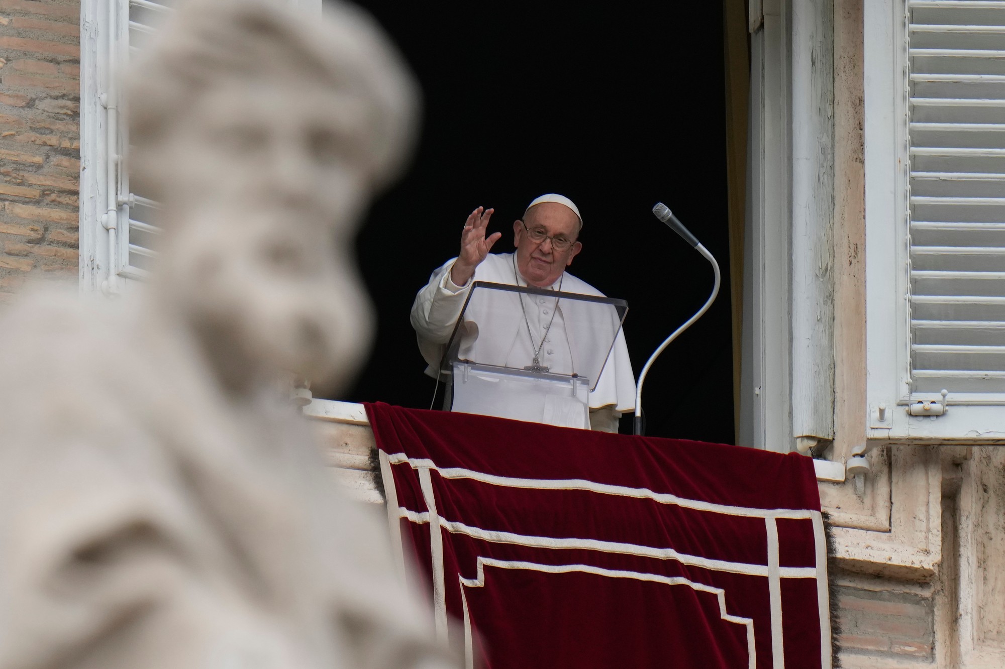 Pápež sa po chorobe ukázal na verejnosti.