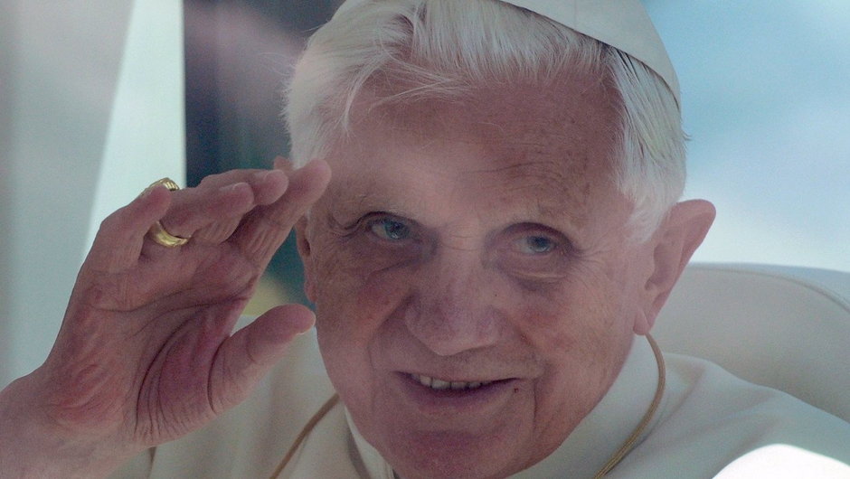Benedykt XVI ma trudności z mówieniem. „Pan zabrał ode mnie słowo, bym docenił ciszę”