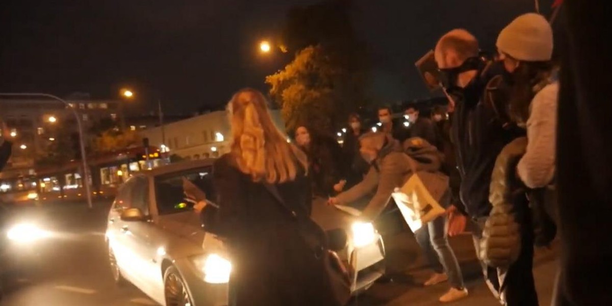 Prokurator chciała postawić zarzuty oficerowi ABW, który wjechał w demonstrantki. Odebrali jej śledztwo