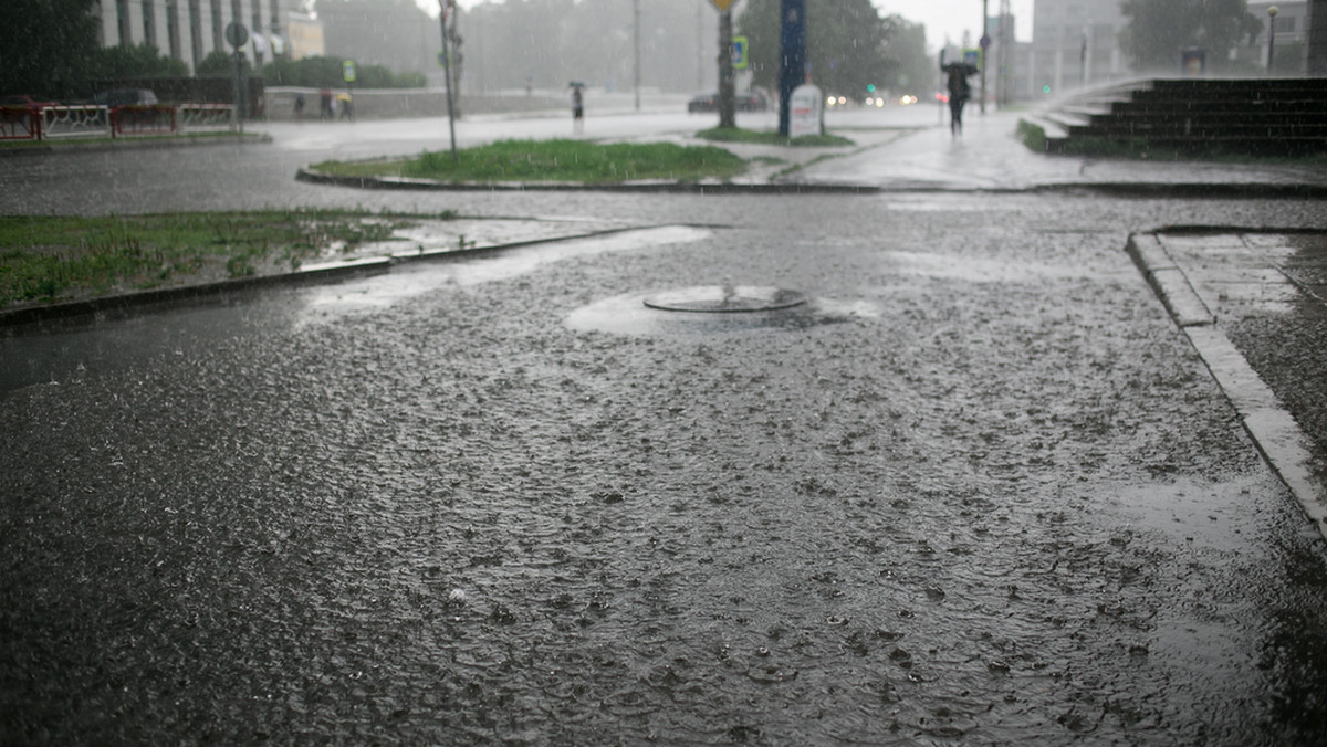 Instytut Meteorologii i Gospodarki Wodnej wydał ostrzeżenia pierwszego stopnia przed intensywnymi opadami w województwie dolnośląskim i upałami, powyżej 30 st. C na Podkarpaciu.