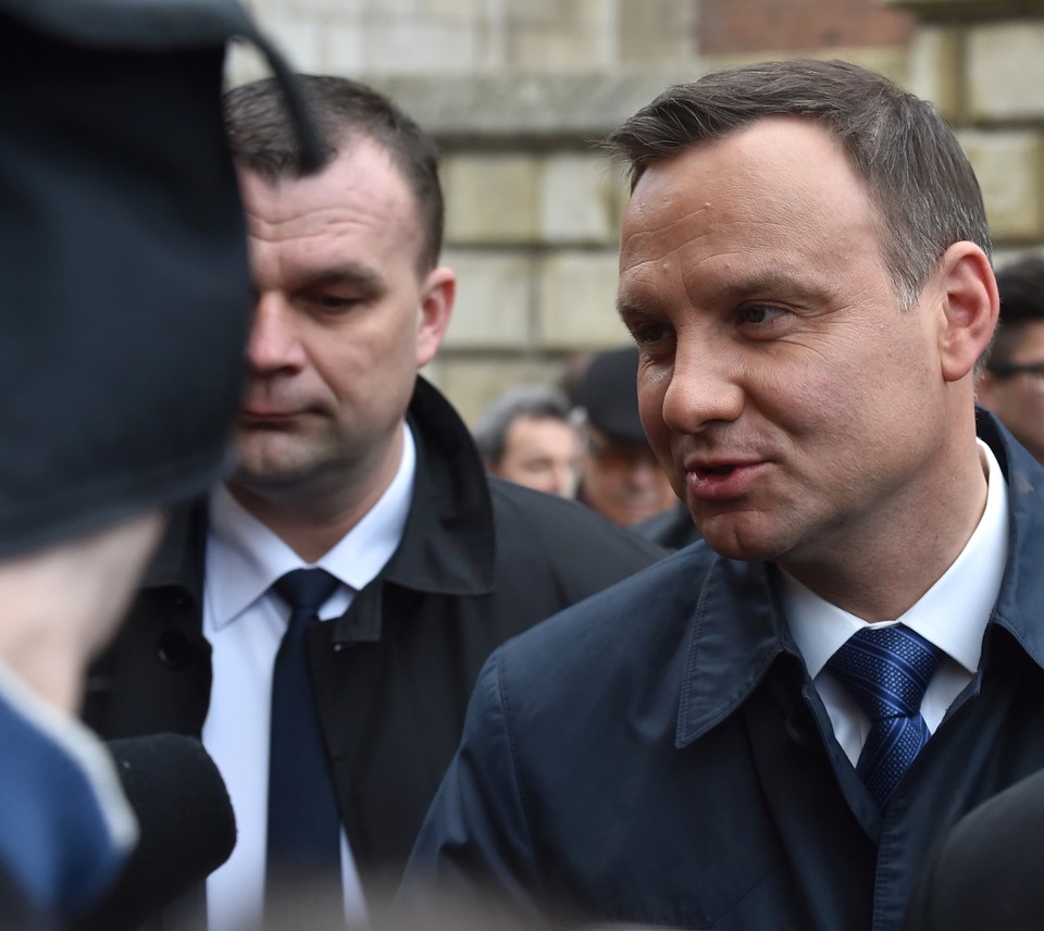 Prezydent Andrzej Duda i Marta Kaczyńska na grobie Lecha i Marii Kaczyńskich