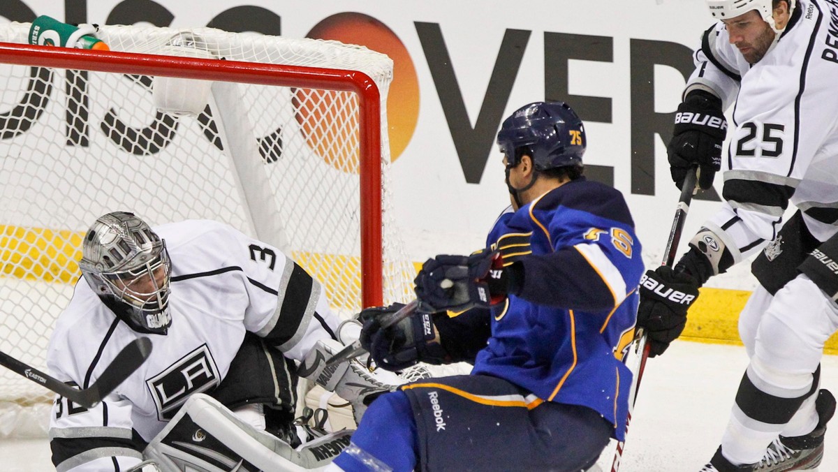 Los Angeles Kings mają szansę na obronę mistrzowskiego tytułu, ale będzie o to dużo ciężej po wczorajszej porażce 1:2 z St. Louis Blues na rozpoczęcie fazy play-off. Winnym przegranej i utraty drugiego gola jest bramkarz Jonathan Quick, który fatalnie pomylił się w dogrywce meczu.