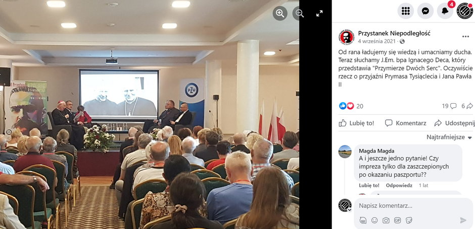Dyskusja z udziałem biskupa seniora Diecezji Świdnickiej, ks. Ignacego Deca. W tle plakat sponsora imprezy PZU. Źródło: Facebook "Przystanku Niepodległość"