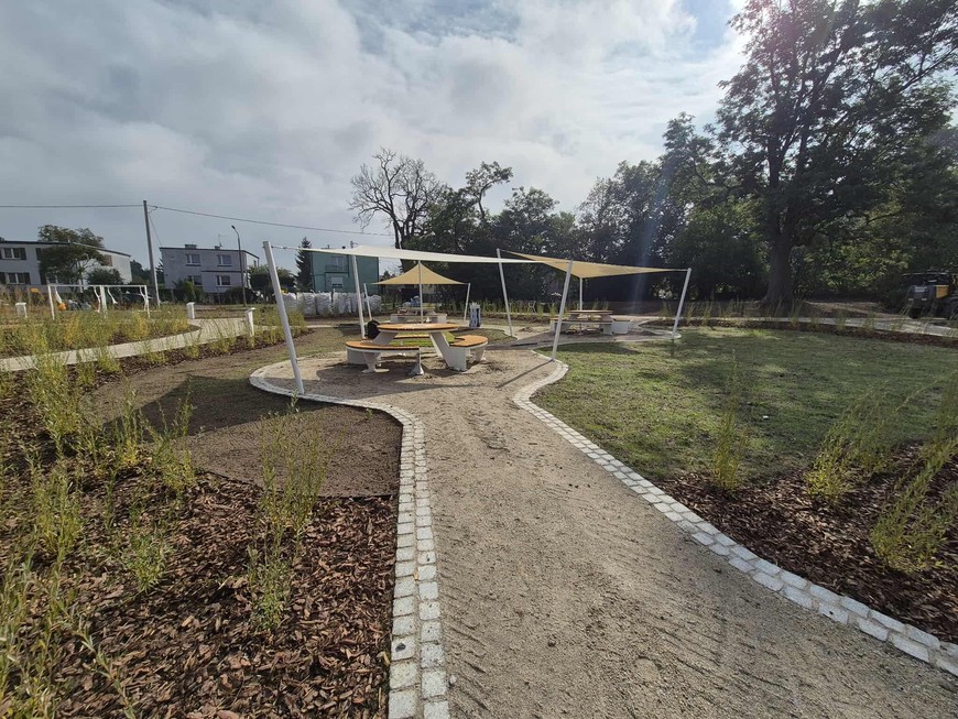 W parku Literackim pojawiły się już miejsca piknikowe