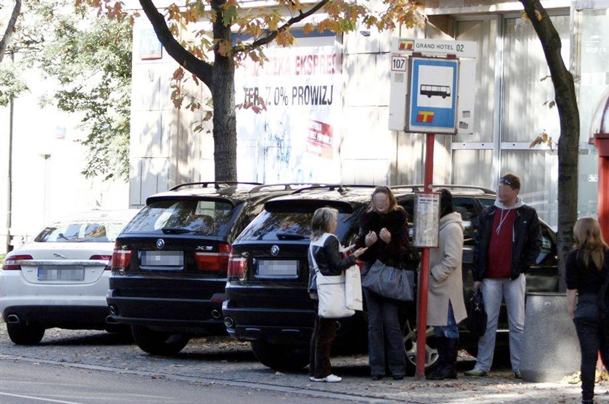 Kinga Rusin parkuje na przystanku
