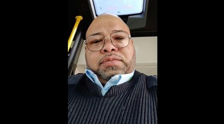 Meghalt egy detroiti buszsofőr, aki két hete videóban kelt ki egy köhögő utas miatt.
