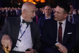 Janusz Korwin-Mikke i Sławomir Mentzen na kongresie partii KORWiN w 2022 r.