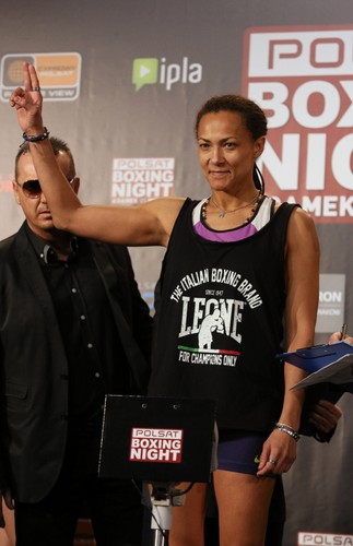 Włoska bokserka Anita Torti, podczas oficjalnego ważenia przed walką z Polką Ewą Brodnicką