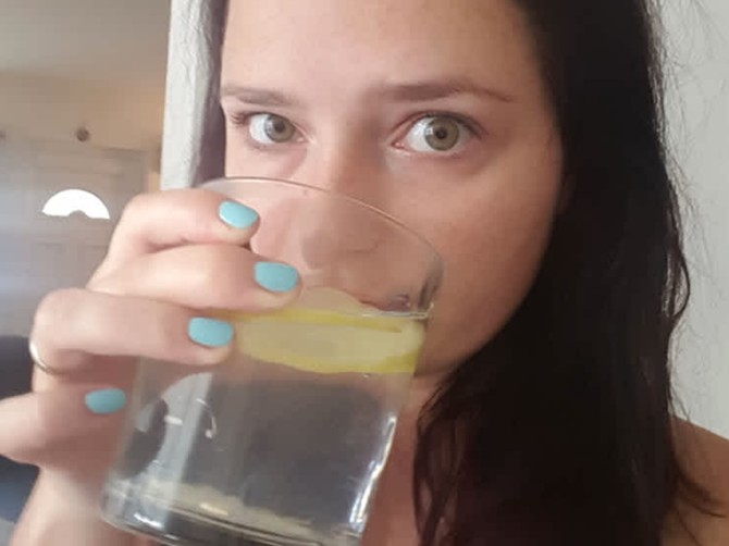 Pila sam 7 dana toplu vodu sa limunom i evo šta se desilo - ovaj efekat me je šokirao