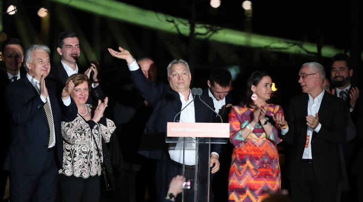 Orbán Viktor győzelmet ünnepel / Fotó: Pozsonyi Zita