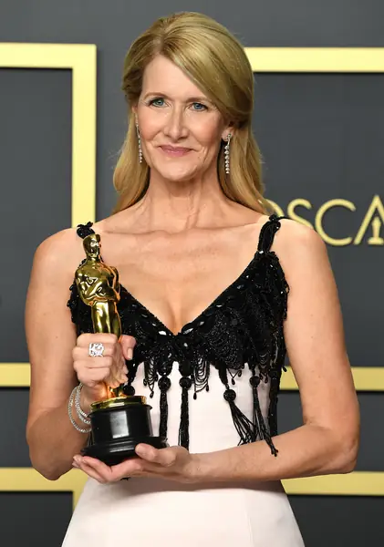 Włosy do ramion / Laura Dern na Oscarach 2020 / Steve Granitz / GettyImages 