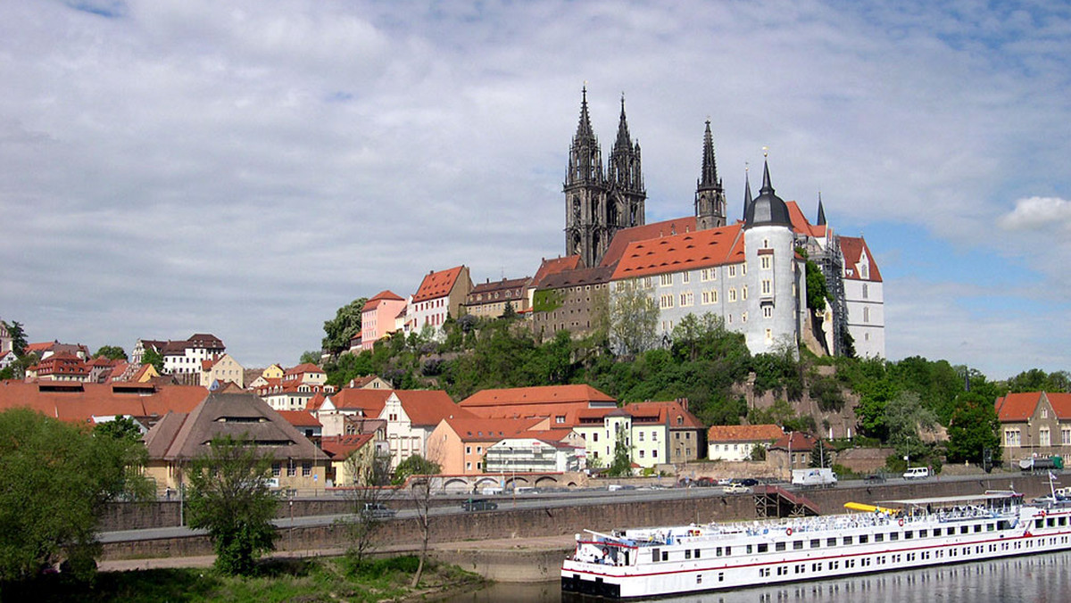 Tą krainę piaskowcowych skał Niemcy dzielą z Czechami. Krajobraz przypomina nasze Góry Stołowe z Błędnymi Skałami i Szczelińcem Wielkim. Tyle że tutaj takich Szczelińców jest mnóstwo. Wszystkie mają szerokie, płaskie partie szczytowe i urwiste skaliste stoki.