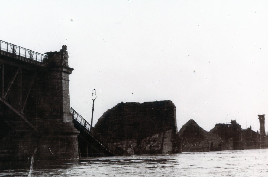 Ruiny mostu, rok 1945.