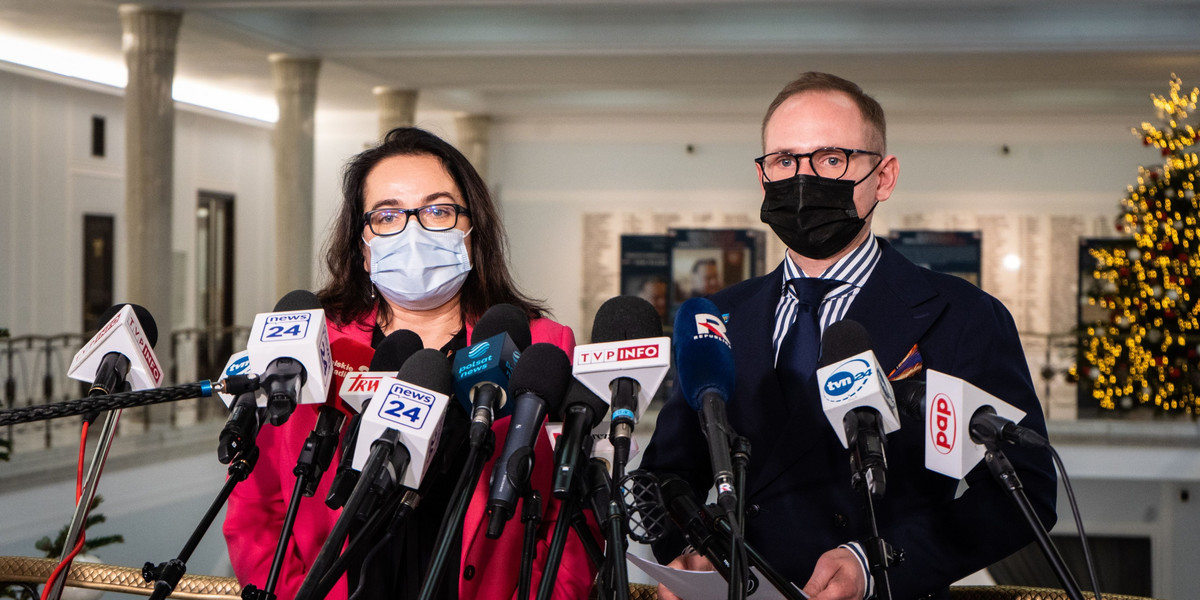 Posłowie Lewicy Anita Kucharska-Dziedzic i Maciej Kopiec. 