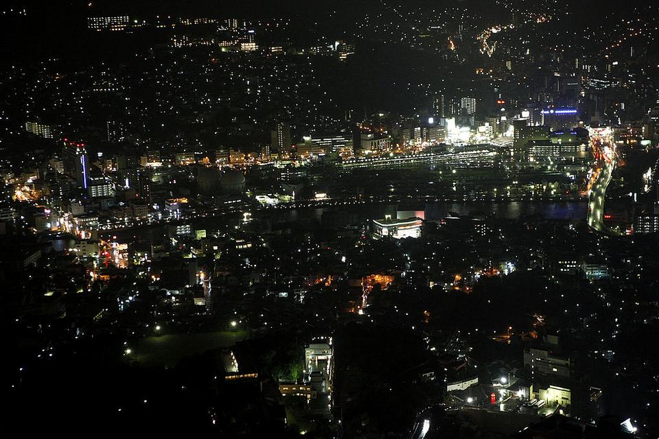 Nagasaki dziś. Nocny widok miasta