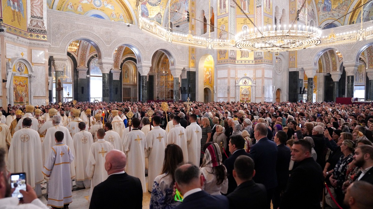 Patrijarh Porfirije u Hramu Svetog Save služi liturgiju pred Časnim pojasom Presvete Bogorodice