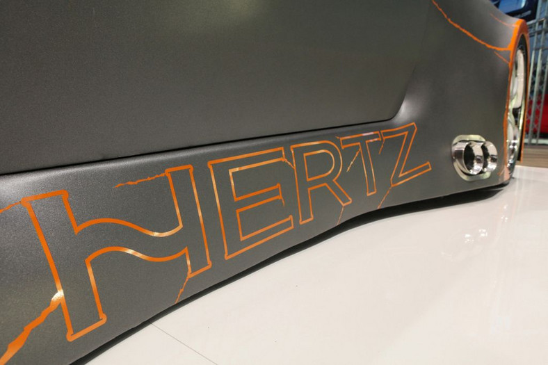 Hertz na progach i w środku. Ale to nie jedyna marka, której sprzęt wykorzystano w samochodzie.