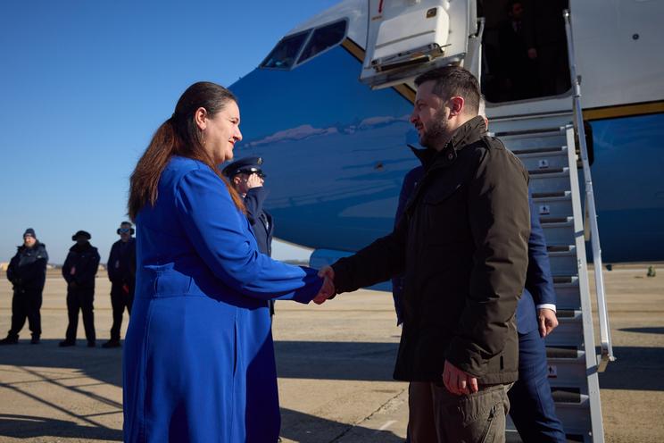 Oksana Markarova, Ukrajna washingtoni nagykövete nagy szeretettel fogadja elnökét a repülőtéren/Fotó:MTI-EPA