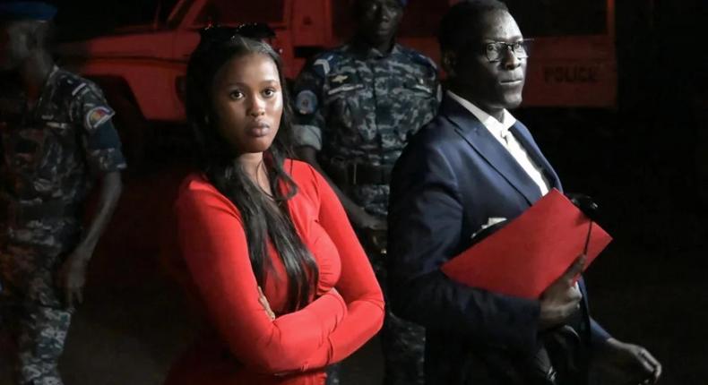 Adji Sarr, l'accusatrice d'Ousmane Sonko, est apparue en robe rouge le jour de sa confrontation avec le leader de PASTEF au Tribunal de Dakar.