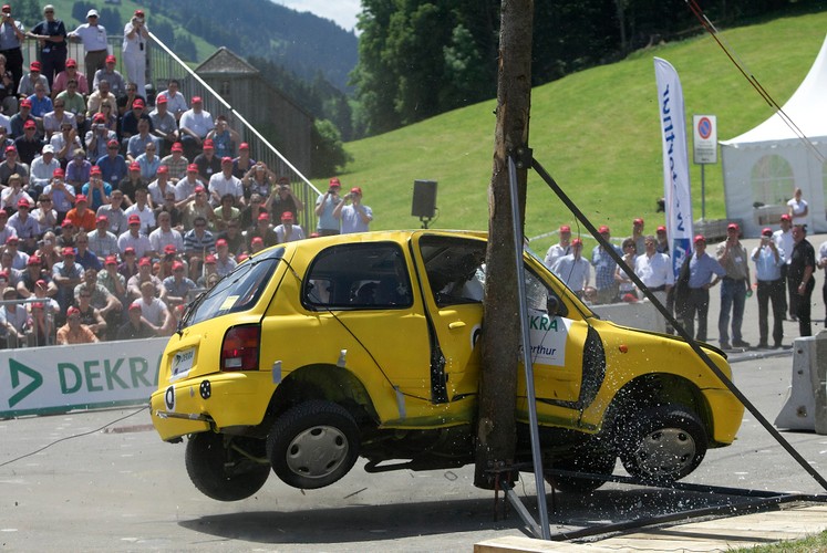 Jeśli uderzy w drzewo dachem wtedy na pasażerów spadnie cała energia zderzenia - brak zbawiennej strefy zgniotu