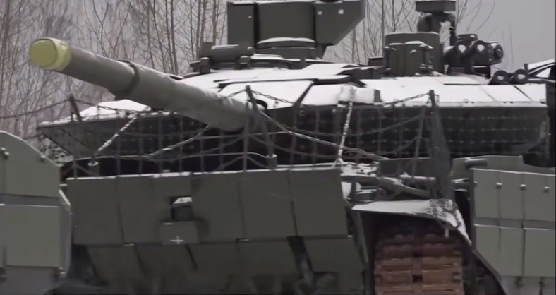 T-90M na platformie kolejowej w drodze na front. Widoczne są rozwiązania antydronowe.