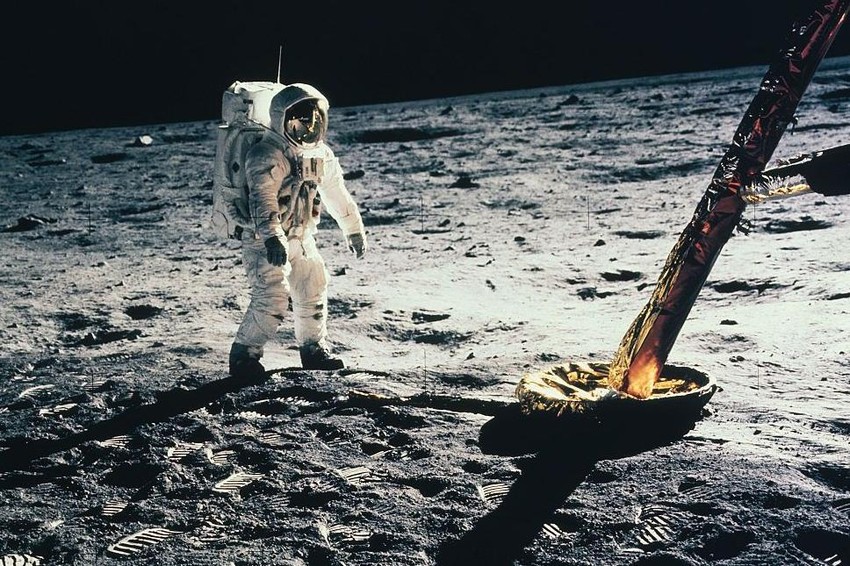 Oko 600 miliona ljudi je gledalo kako američki astronauti Nil Armstrong i Baz Oldrin iz hodaju po Mesecu u julu 1969. godine | Foto: Bettmann Archive/Getty Images