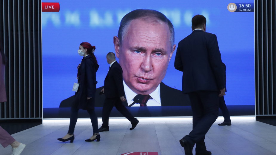 Na dużym ekranie widać prezydenta Rosji Władimira Putina podczas sesji plenarnej Międzynarodowego Forum Ekonomicznego w Sankt Petersburgu