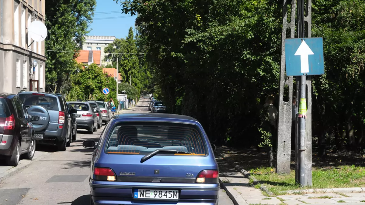 Jak bezpiecznie cofać i parkować?