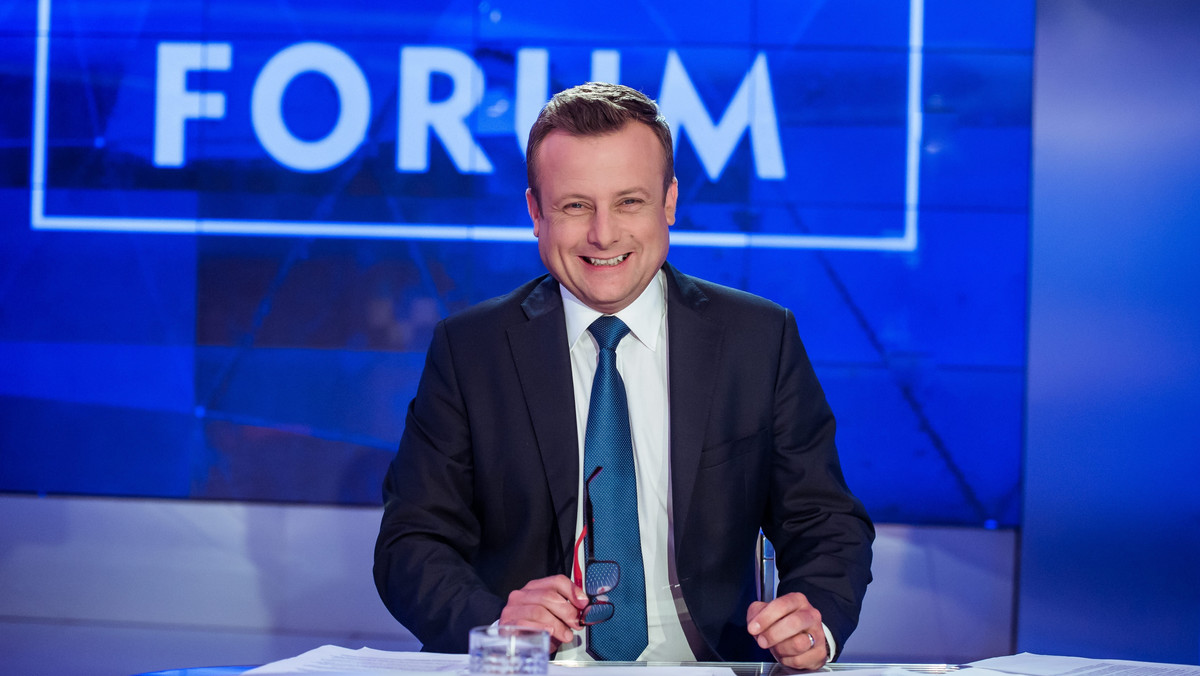 Adrian Klarenbach nie będzie już prowadzić programów w TVP Info. Dołącza do zespołu pasma ogólnopolskiego TVP3, produkowanego przez Telewizyjną Agencję Informacyjną — donosi branżowy portal Press.pl.