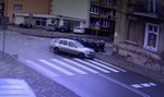 Cudem uniknęła śmierci. Pędziły na nią dwa samochody [WIDEO]