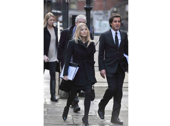 Sienna Miller przybywa do sądu w Londynie