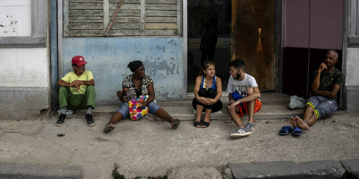 Mieszkańcy czekają w kolejce przed rządowym sklepie w Hawanie na Kubie. Rok po największych od dziesięcioleci protestach, które wstrząsnęły krajem, czynniki gospodarcze i polityczne, które je spowodowały, w dużej mierze pozostają niezmienione. 
