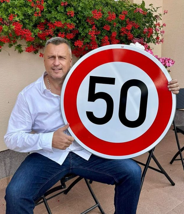 Danko dostal k 50-tke dopravnú značku.