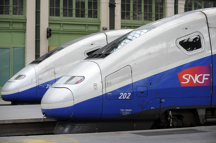 Francuski TGV (Societe Nationale des Chemins de Fer (SNCF)).
Obowiązujący rekord prędkości pojazdu szynowego[4] (pociągu konwencjonalnego), poruszającego się po szynach wynosi 574,8 km/h, został uzyskany przez testowy zespół trakcyjny TGV V150.